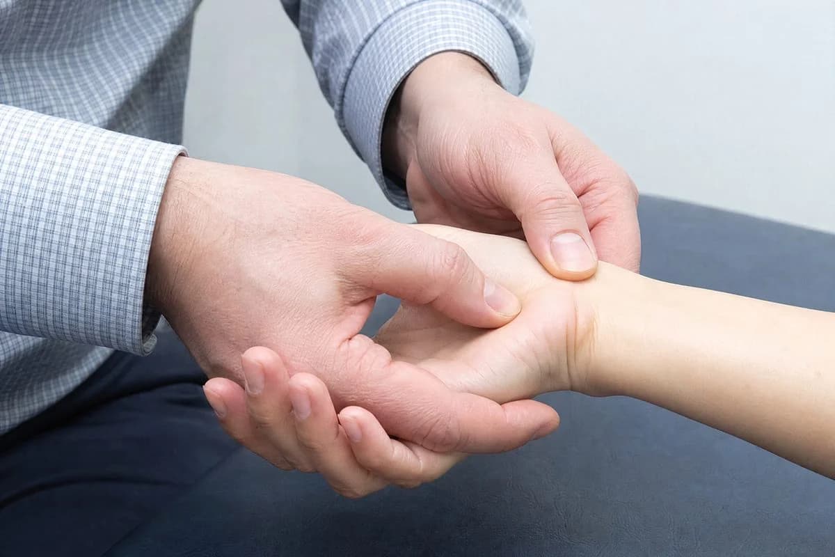 轉毛巾、撐床就手腕痛?認識 TFCC 損傷(三角纖維軟骨複合體)與精準治療方案